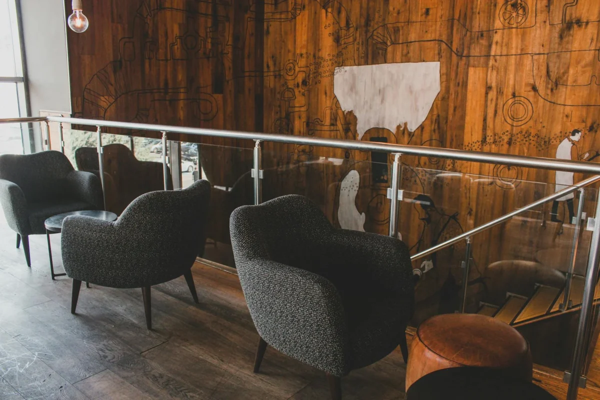 Lantai Kayu Cafe Unik: Solusi Interior Estetik & Awet 2026 1 Cafe Interior Wood Flooring