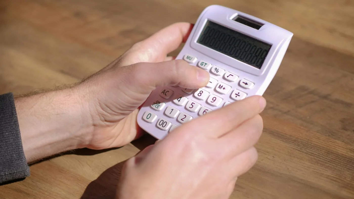 Lantai Kayu vs Parket Plastik: Mana Terbaik di 2026? 6 Calculator House Investment