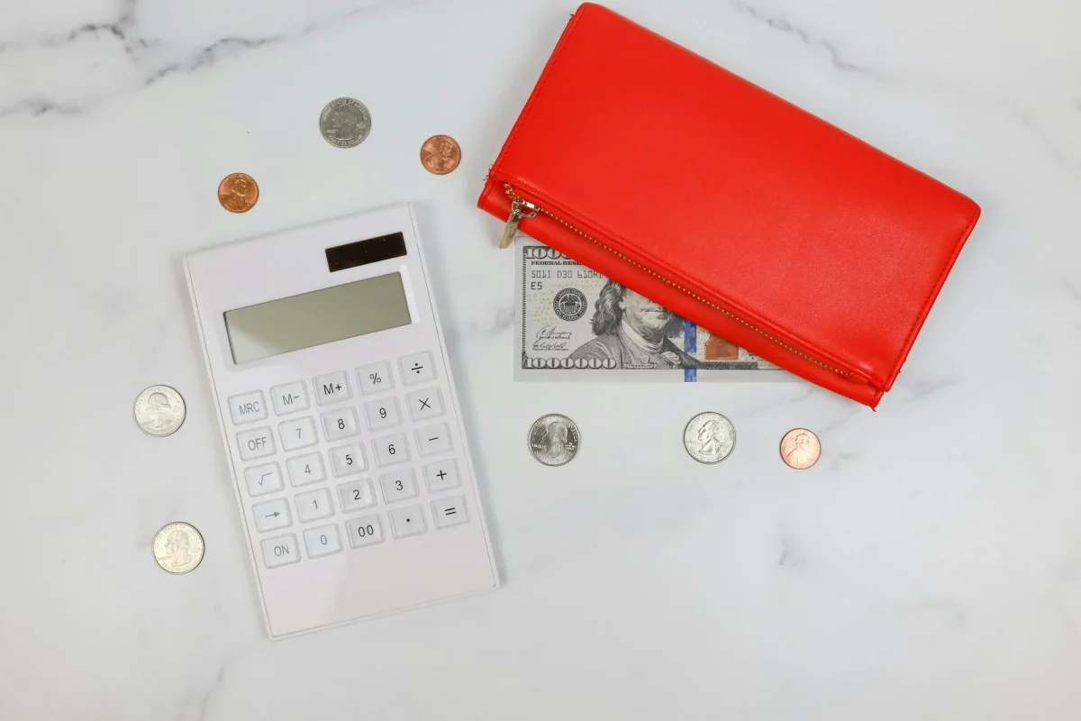 Lantai Parket Kayu Laminasi vs Solid: Panduan Lengkap 2026 4 Calculator Money Coins