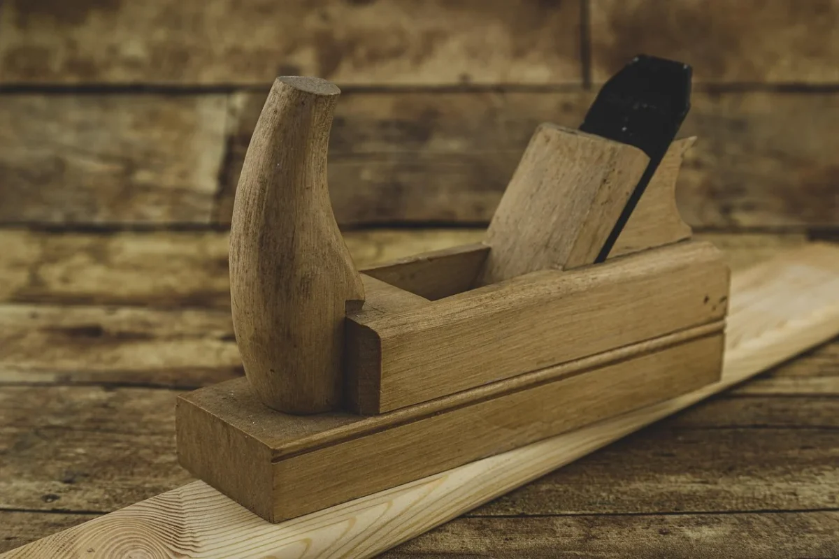 Apakah Lantai Parket Tahan Air? Panduan Lengkap 2026 4 Carpenter Construction Tools