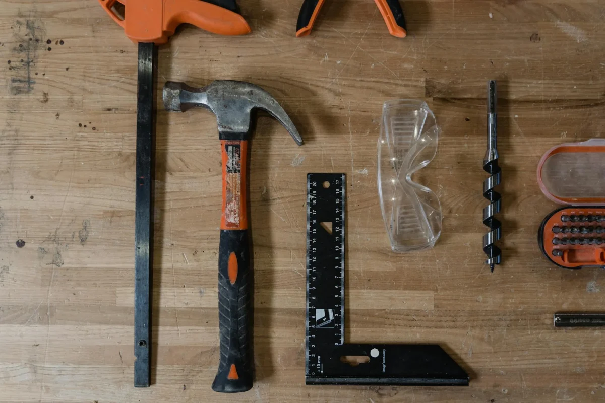 Apakah Parket Gelap Membuat Ruangan Sempit? Ini Faktanya 2 Carpenter Tools Flooring Installation