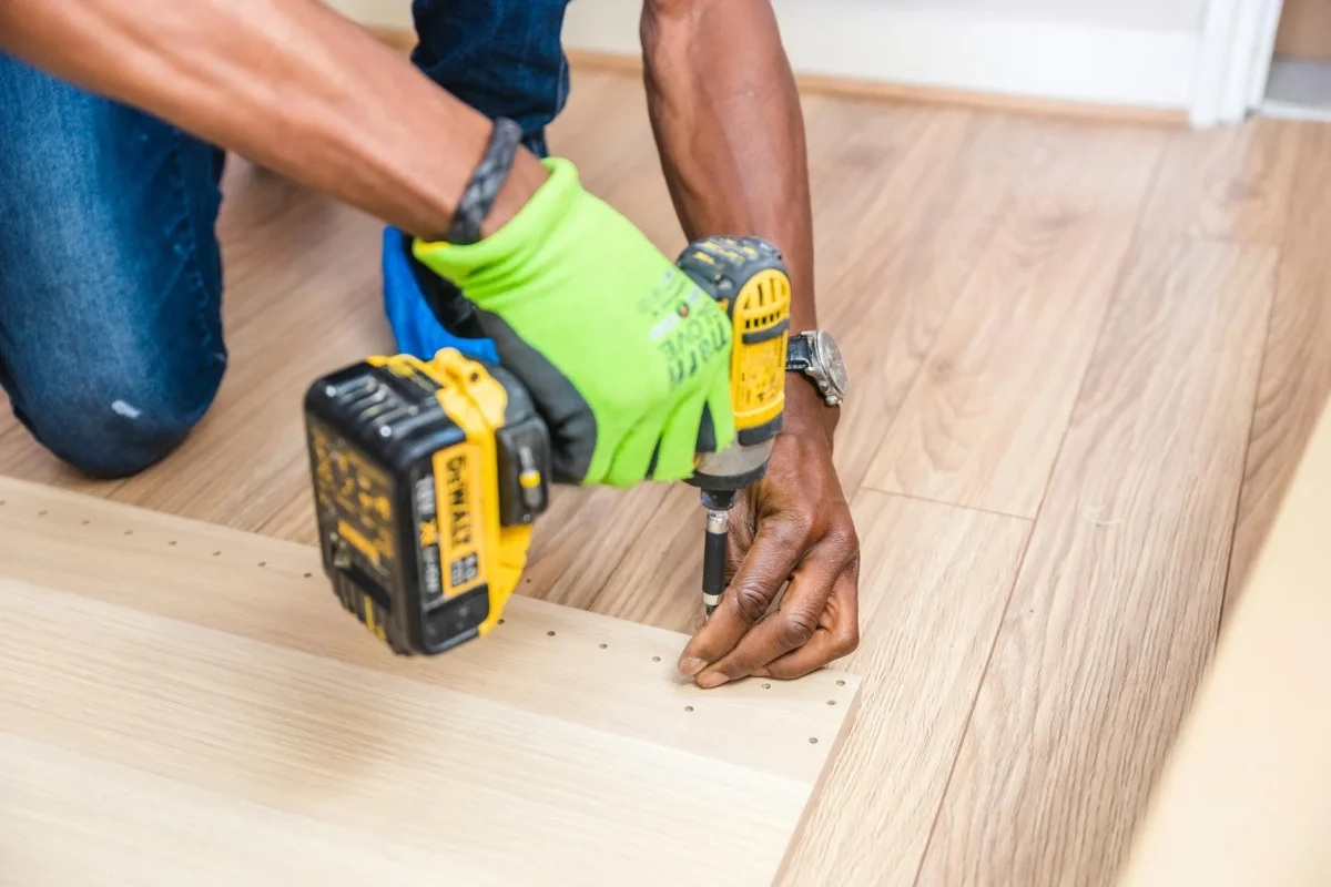 10 Kelebihan Lantai Parket Kayu Jati: Investasi Mewah 2026 6 Carpenter Working Floor Installation