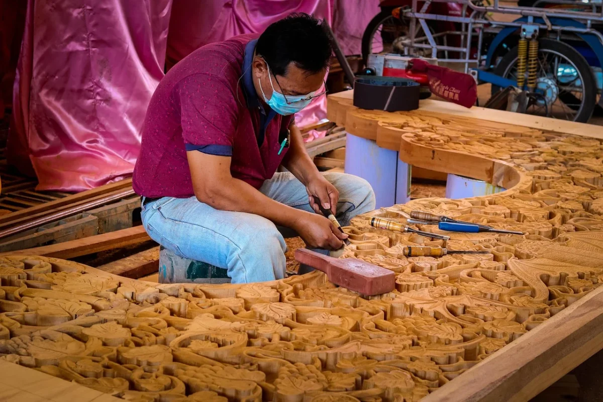 Agen Parket Lantai Kayu Merk Krisfloor 2026 Terpercaya 3 Carpenter Working Floor Installation