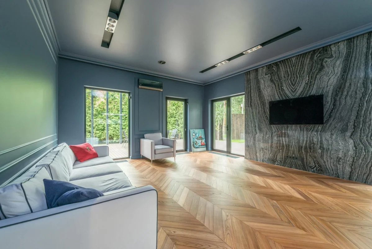 Apa Beda Pola Herringbone dan Chevron pada Parket? 2026 2 Chevron Floor Luxury Interior