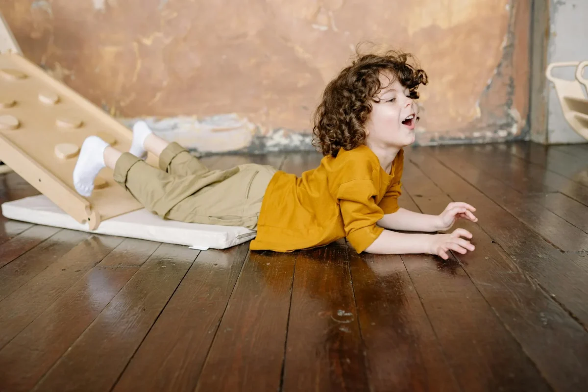 Foto oleh Yan Krukau di Pexels Child Playing Wooden Floor