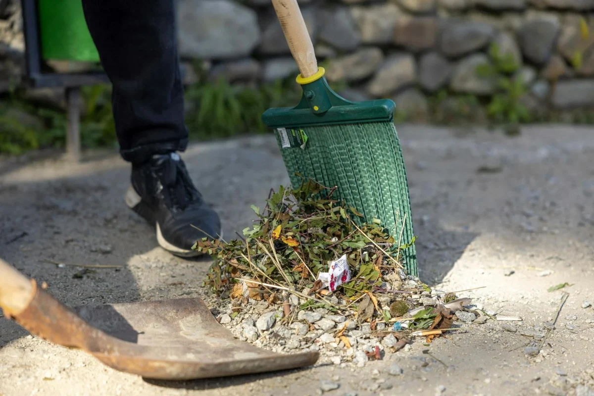 Cara Memasang Lantai Parket Kayu di Balkon 2026 7 Cleaning Deck Broom Maintenance
