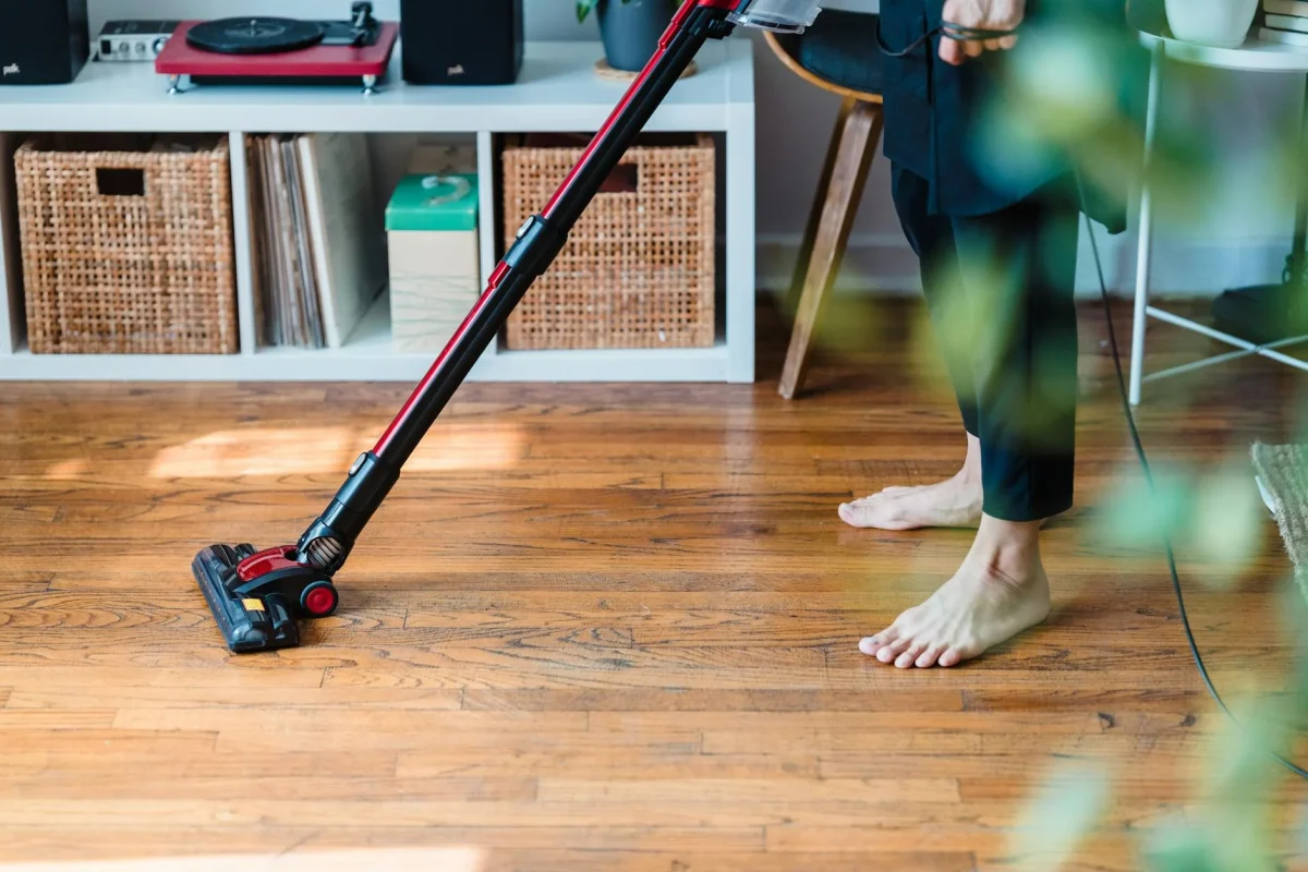 Penyebab Lantai Parket Kayu Berbunyi & Solusinya 2026 7 Cleaning Floor Home Interior