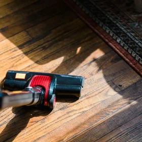 Lantai Interlock vs Parket Basket: Mana yang Terbaik? 2026 9 Cleaning Floor Maintenance