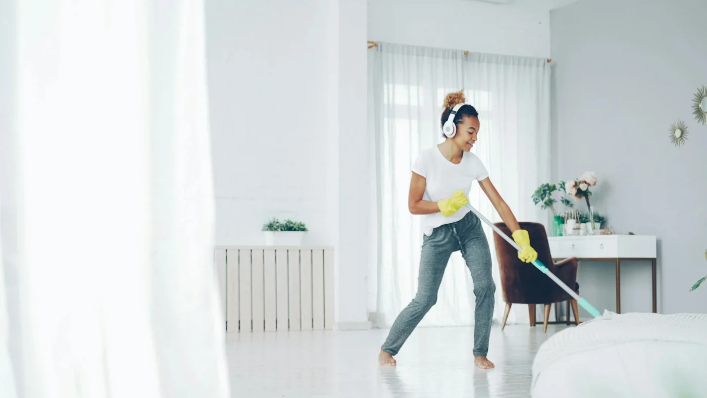 Foto oleh Vitaly Gariev di Pexels Cleaning Floor Microfiber Mop
