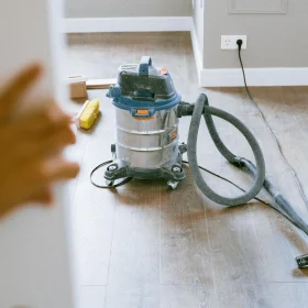 Lantai Parket Kayu vs Lantai SPC: Mana yang Terbaik di 2026? 9 Cleaning Floor Vacuum Cleaner