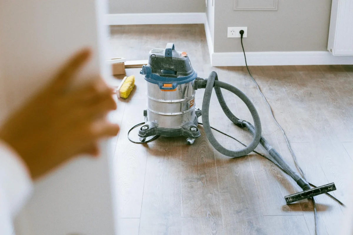 Lantai Parket Kayu Laminasi vs Solid: Panduan Lengkap 2026 6 Cleaning Floor Vacuum Cleaner
