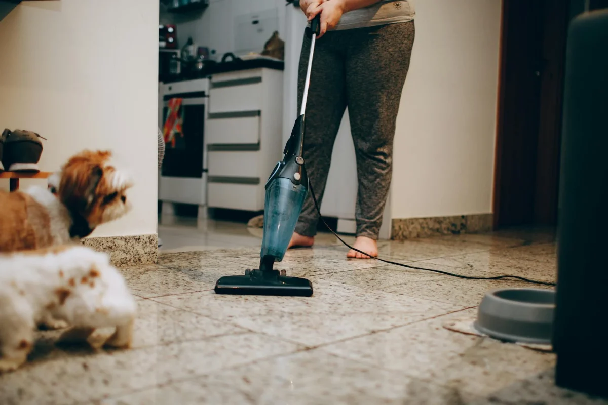 Kayu Kelapa untuk Lantai: Solusi Elegan & Kuat 2026 6 Cleaning House Wooden Floor Care