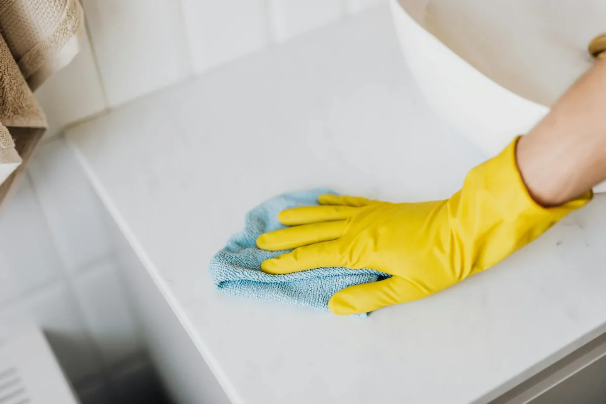 Cara Membersihkan Noda Minyak di Lantai Kayu 2026 2 Cleaning Supplies Microfiber Cloth