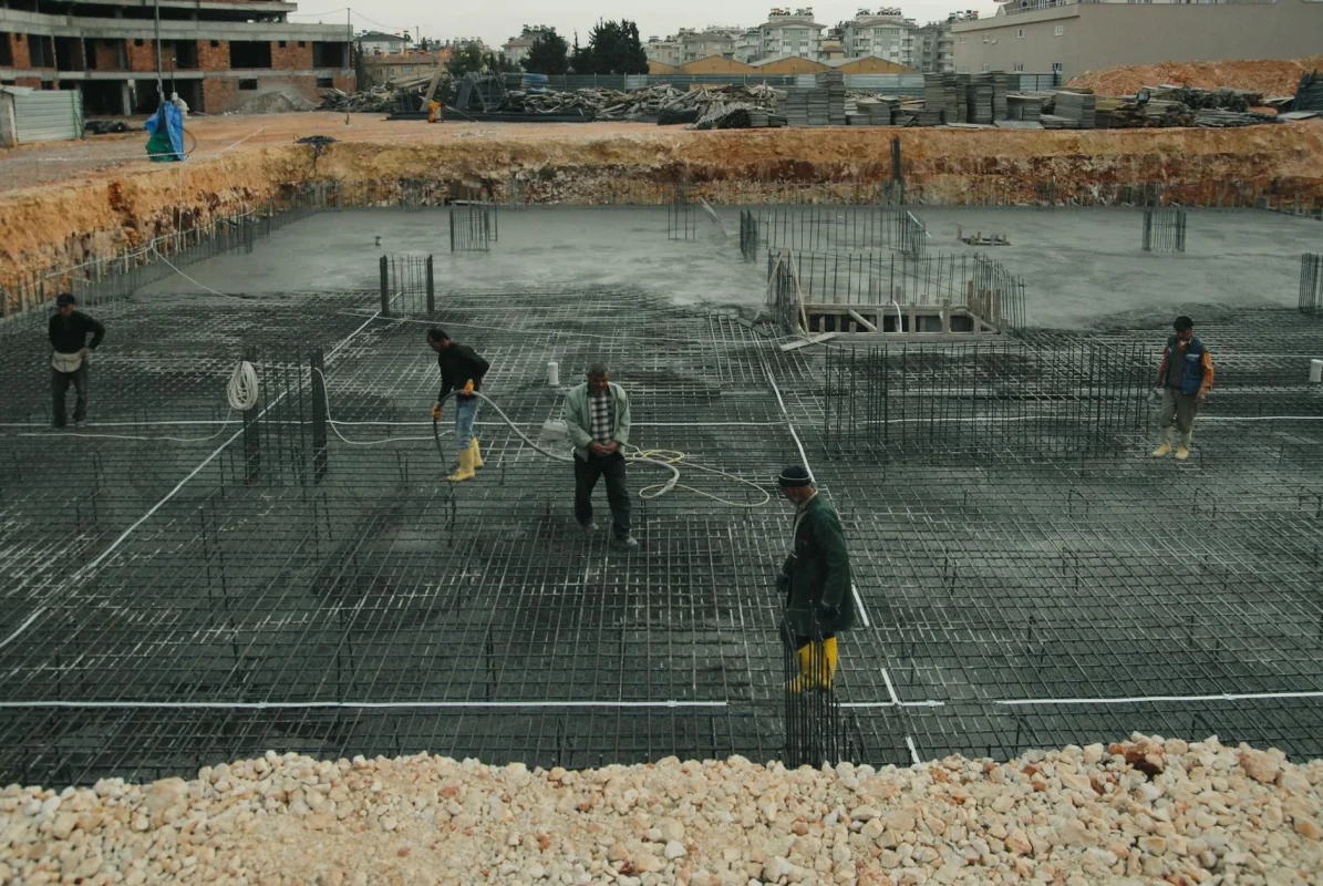 Ketebalan Ideal Lantai Parket Kayu Solid & Tips Pasang 2026 3 Construction Site Concrete Floor
