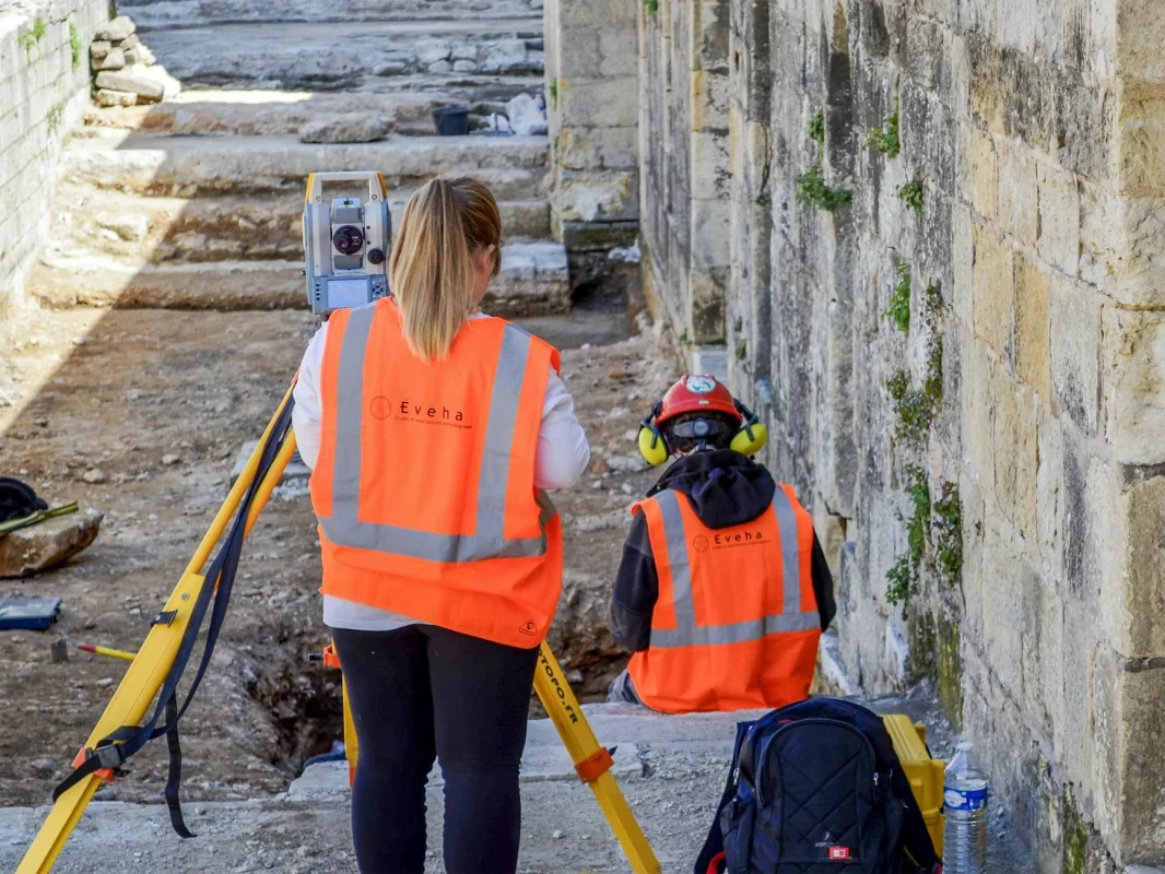 Foto oleh Didier VEILLON di Pexels Construction Site Survey Moisture Meter