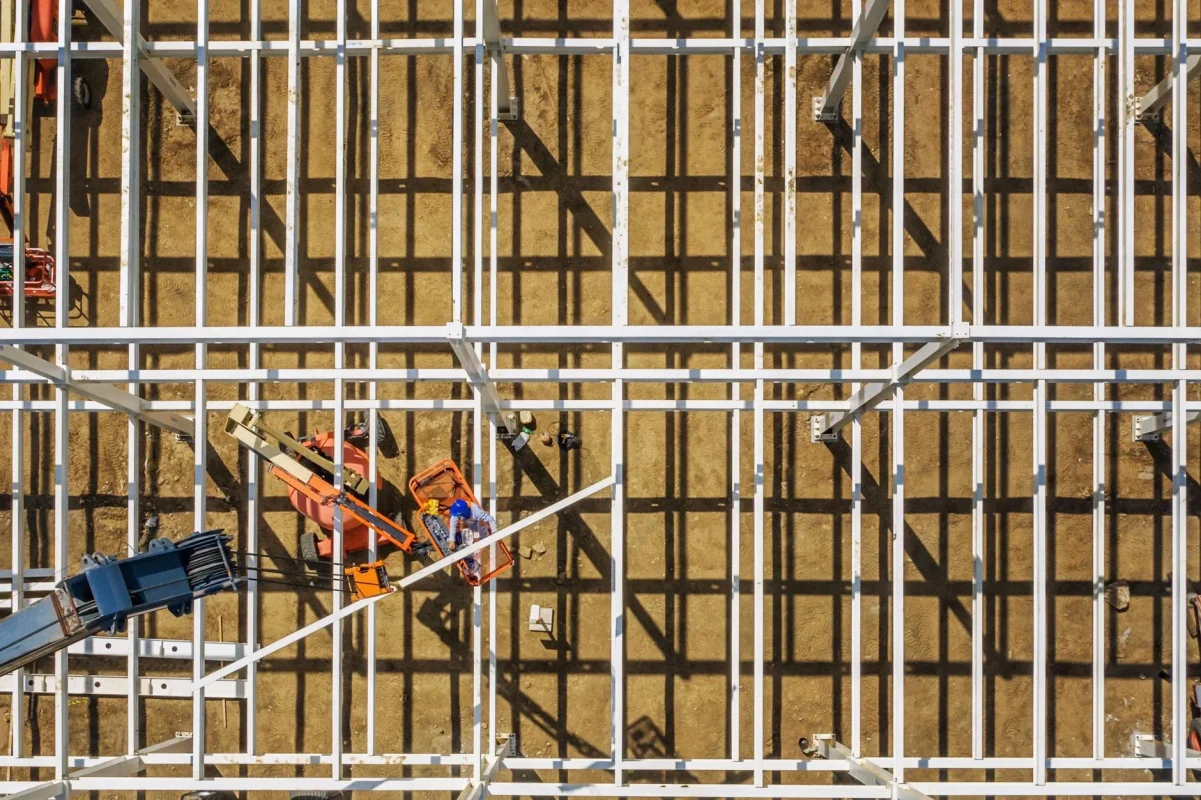 Apakah Parket Lantai Kayu Dingin di Malam Hari? Cek Faktanya! 4 Construction Site Wood Floor Installation