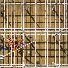 Apakah Parket Lantai Kayu Dingin di Malam Hari? Cek Faktanya! 8 Construction Site Wood Floor Installation