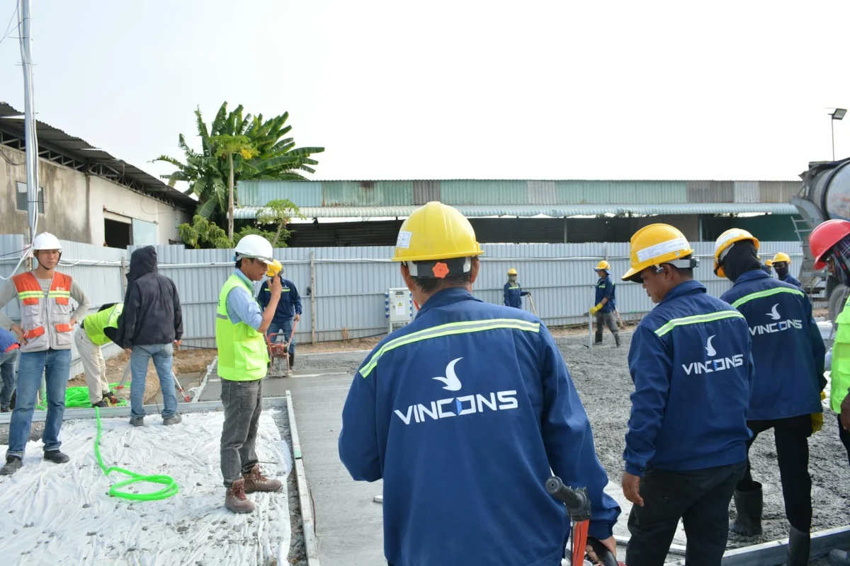 Foto oleh SÀI GÒN CÔNG TY CP SẢN XUẤT – THƯƠNG MẠI di Pexels Construction Team Happy Customer