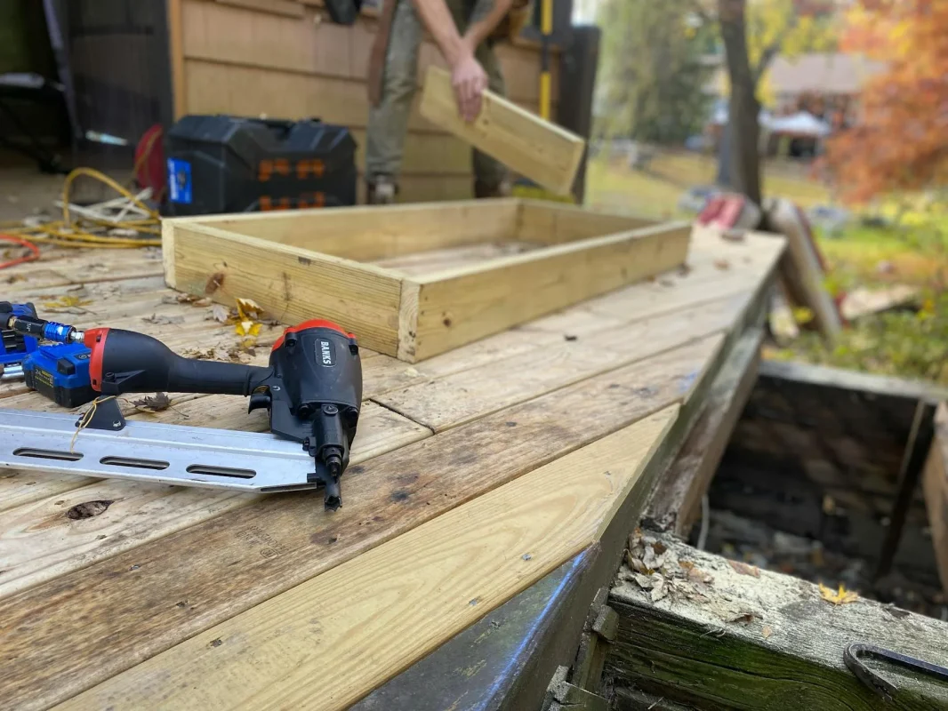 Foto oleh Sadie Burnell di Pexels Construction Tools Wooden Floor