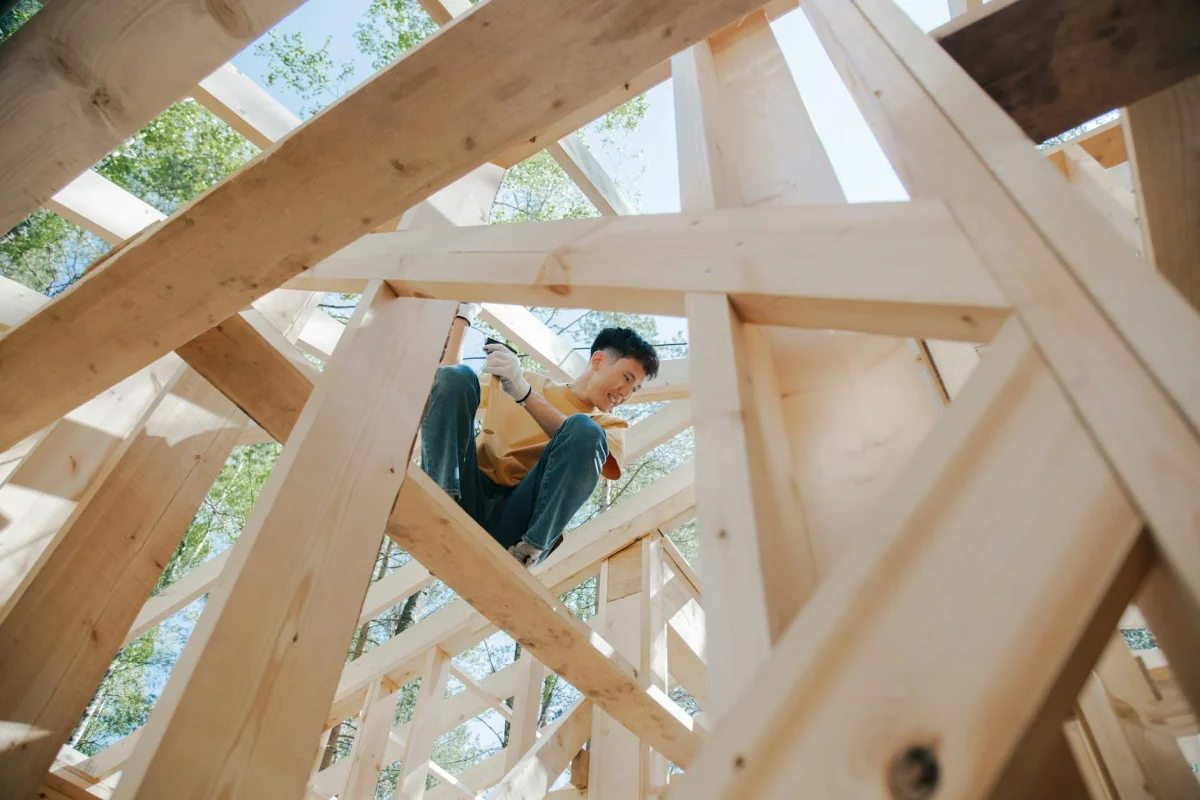 Foto oleh Ron Lach di Pexels Construction Worker Floor Joist