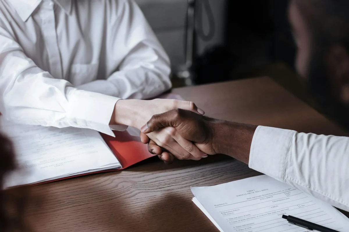 Foto oleh Ron Lach di Pexels Contract Document Handshake