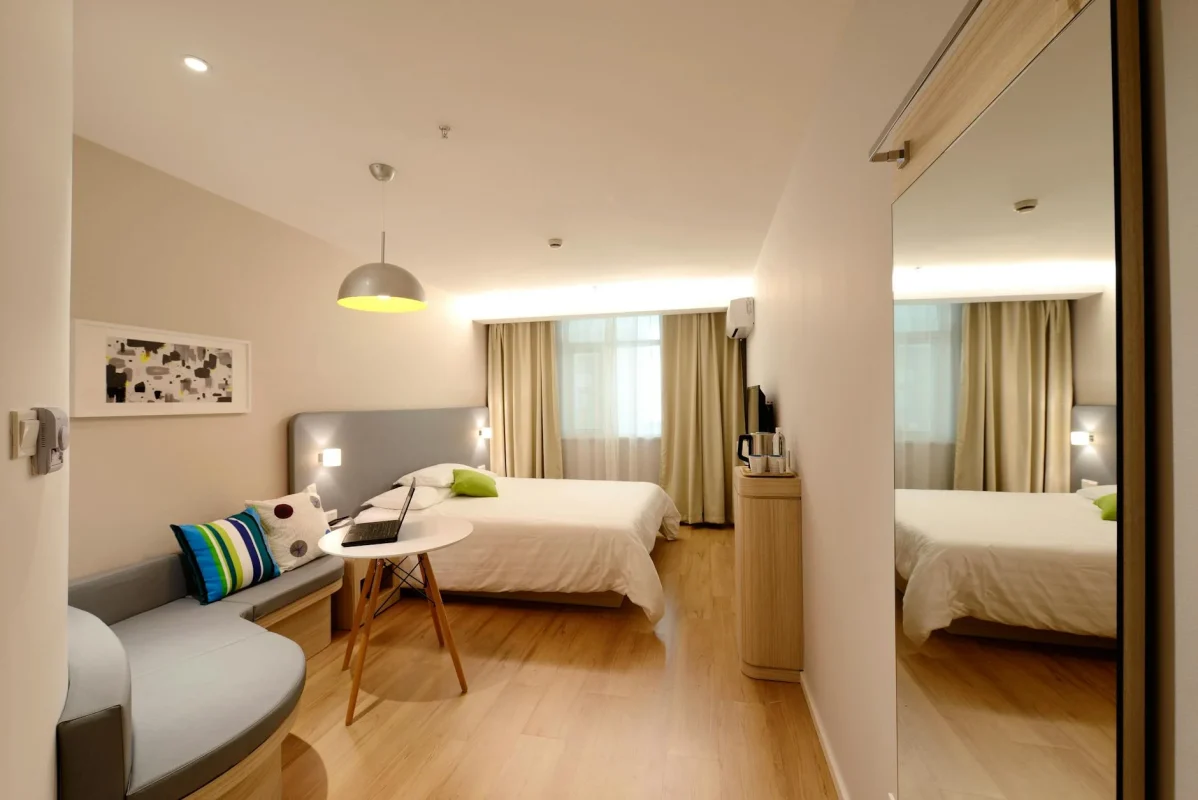 Apa Fungsi Lantai Parket Kayu di Rumah? Cek Kelebihannya! 2 Cozy Bedroom Wood Flooring Texture