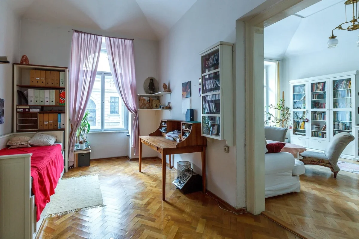 Parket vs Granit: Mana yang Lebih Mewah untuk Rumah Anda? 2 Cozy Bedroom Wooden Floor Home Interior