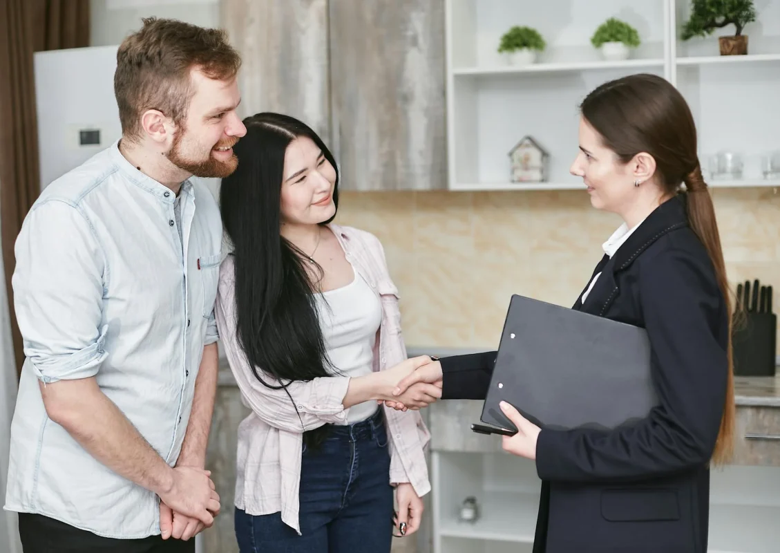 Foto oleh Mikhail Nilov di Pexels Customer Service Handshake