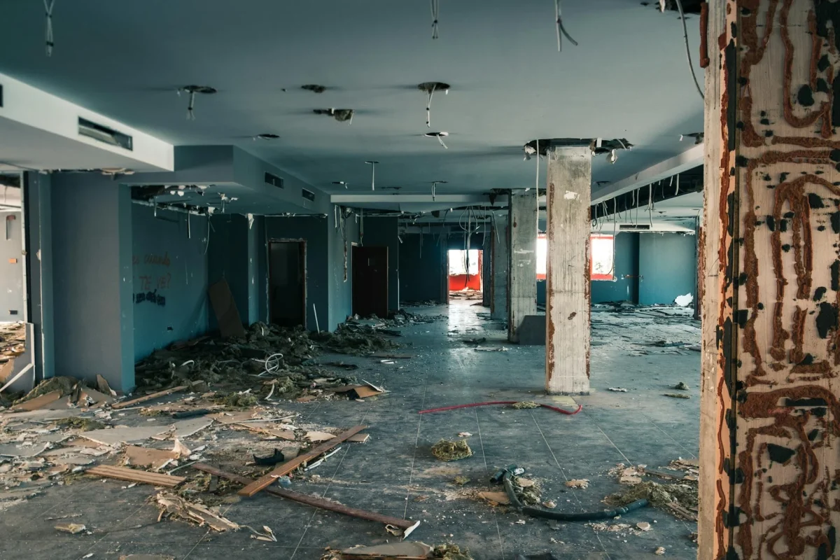 Cara Melepas Lem Parket di Lantai dengan Benar 2026 2 Damaged Floor Construction Dust