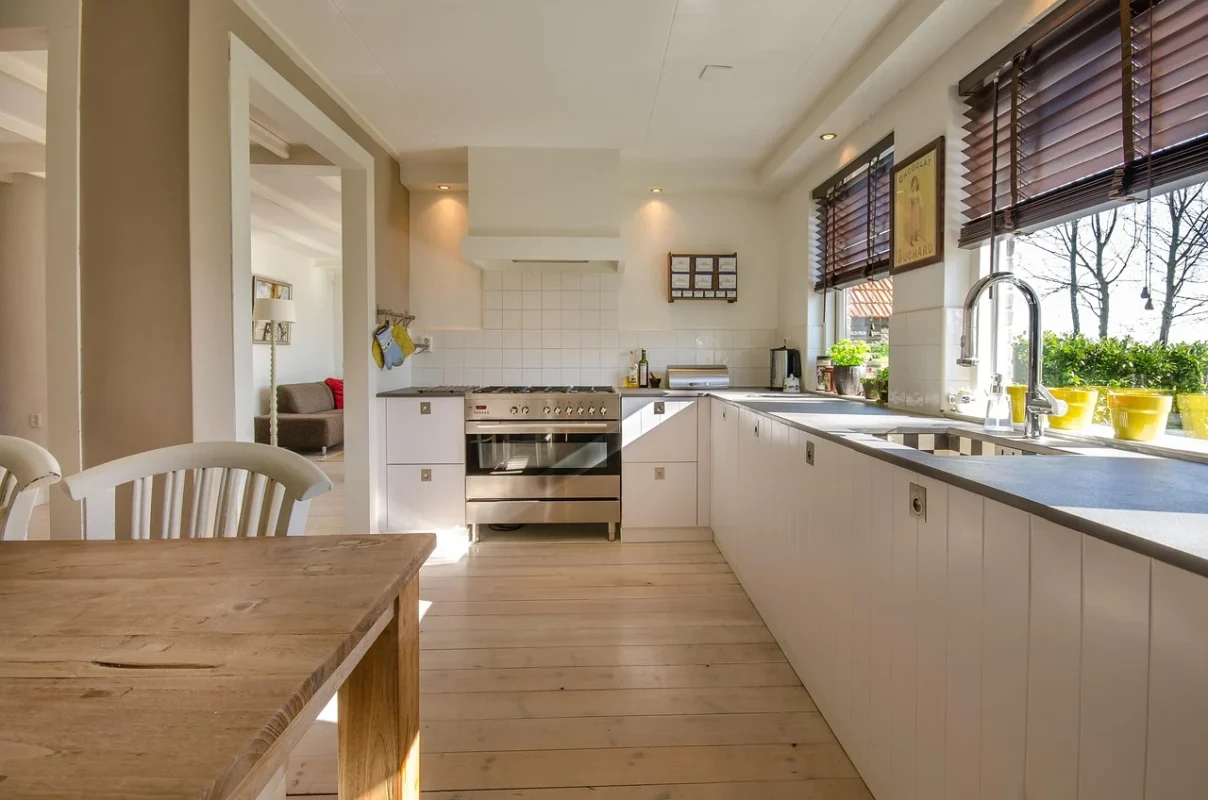 Apakah Parket Gelap Membuat Ruangan Sempit? Ini Faktanya 1 Dark Wood Floor Modern Interior