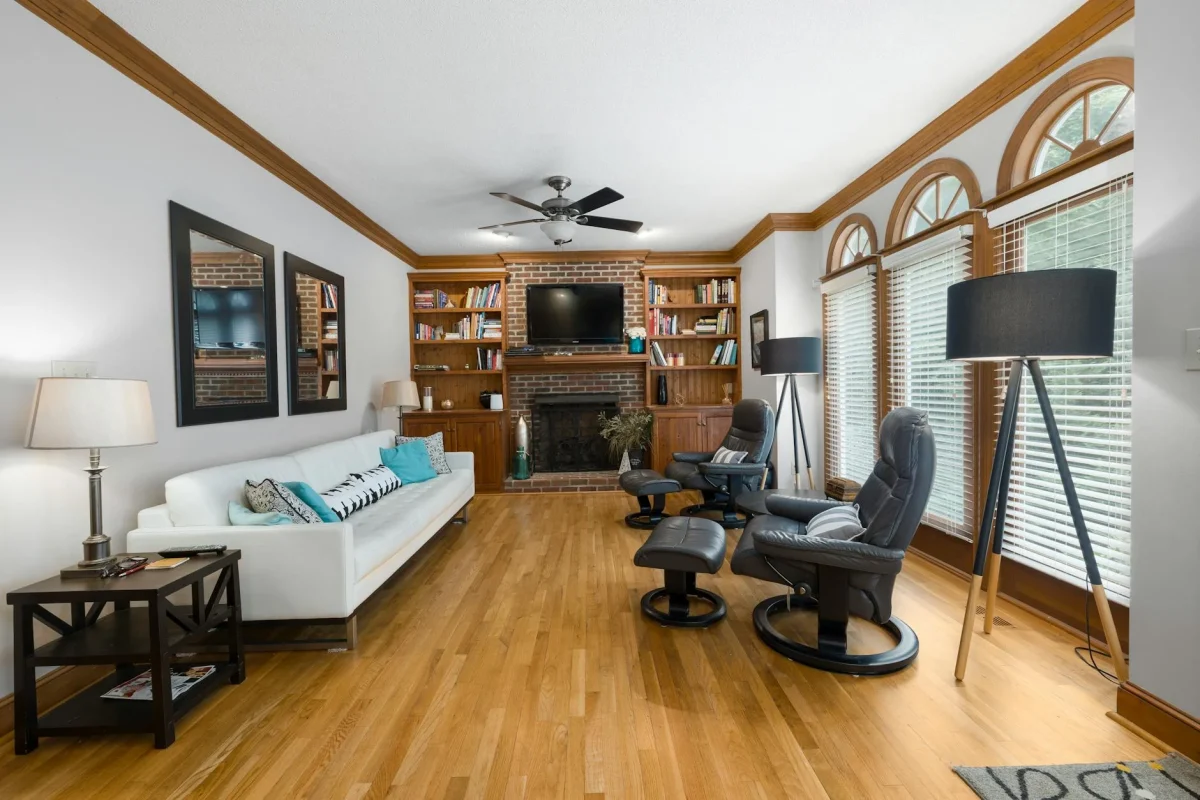 Foto oleh Curtis Adams di Pexels Dark Wood Floor White Wall