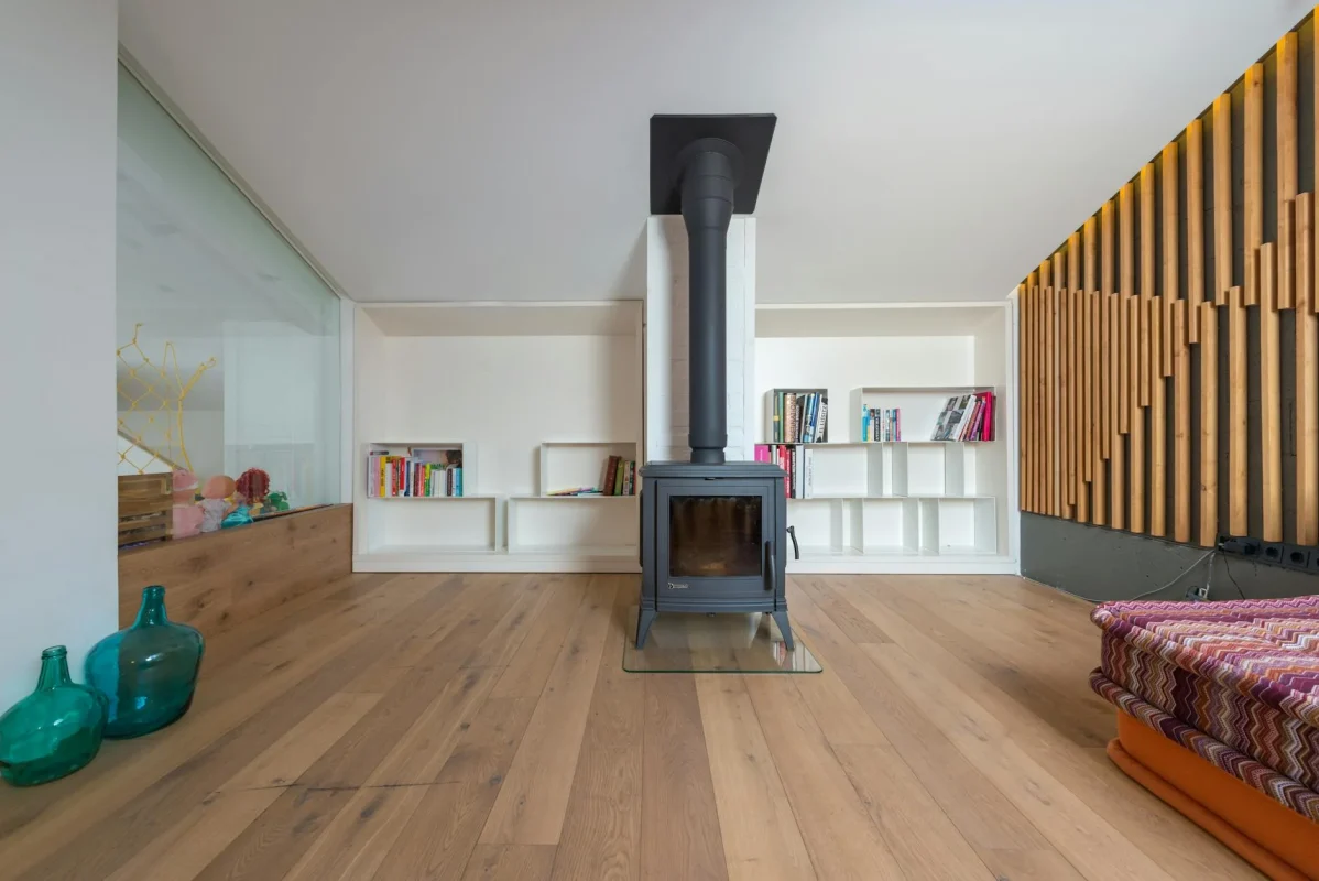 Foto oleh Max Vakhtbovych di Pexels Engineered Wood Parquet Flooring