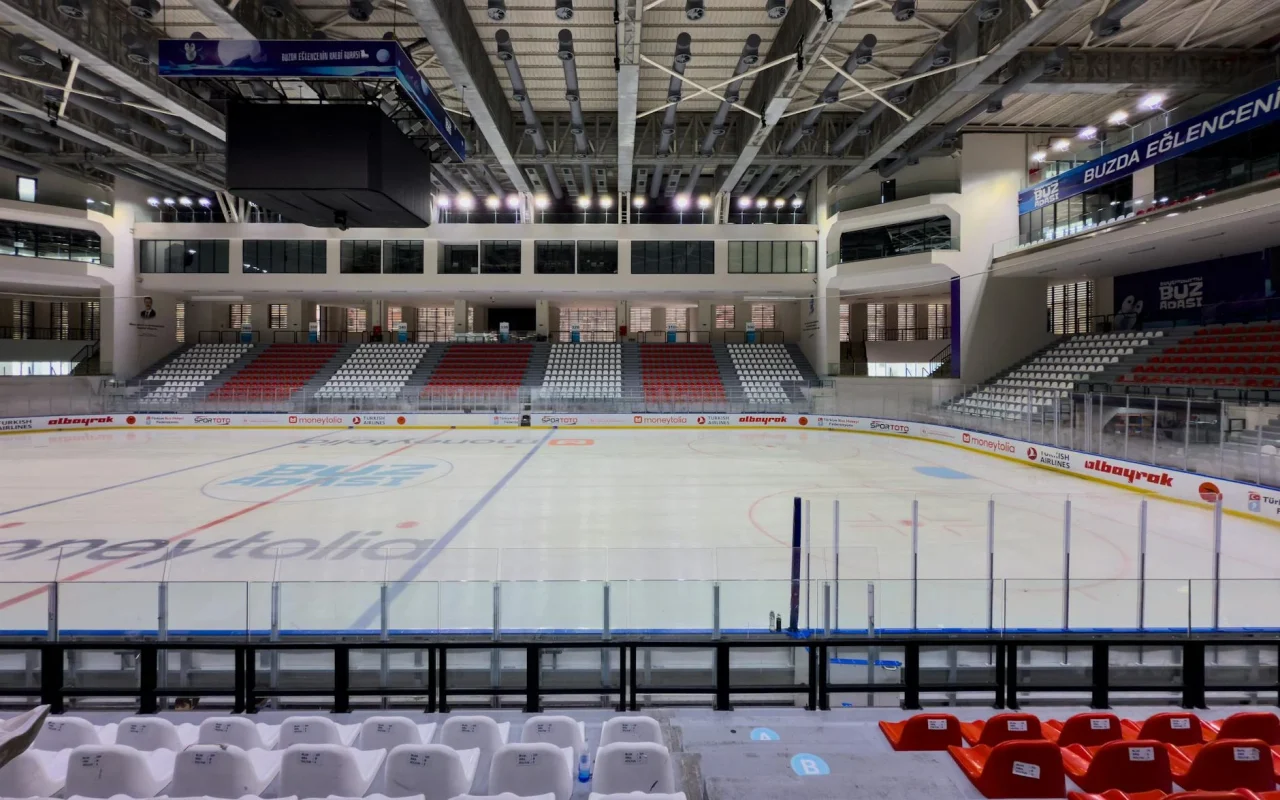 Standar FIBA Lantai Parket Lapangan Basket 2026 7 Floor Cleaning Indoor Stadium