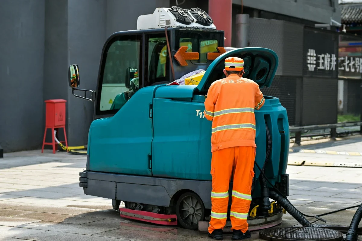 Kelebihan Lantai Kayu untuk Basket & Jasa Pasang 2026 8 Floor Cleaning Maintenance Worker