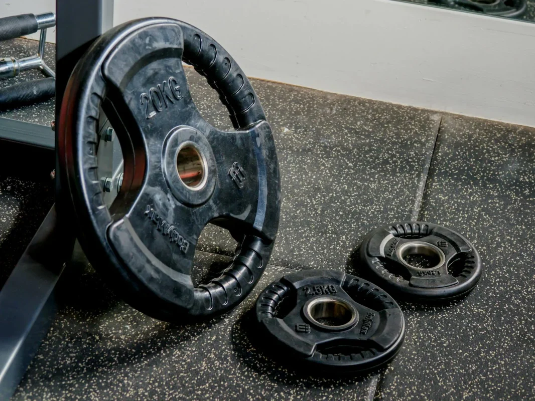 Foto oleh Brett Jordan di Pexels Floor Construction Rubber Pads