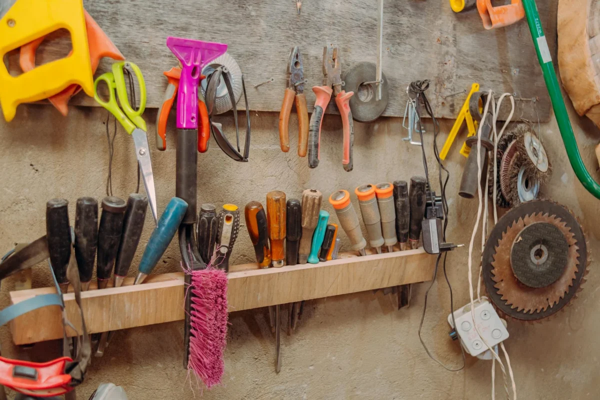 Perbedaan Parket dan SPC: Panduan Lengkap Pilih Lantai 2026 5 Floor Installation Carpenter Tools