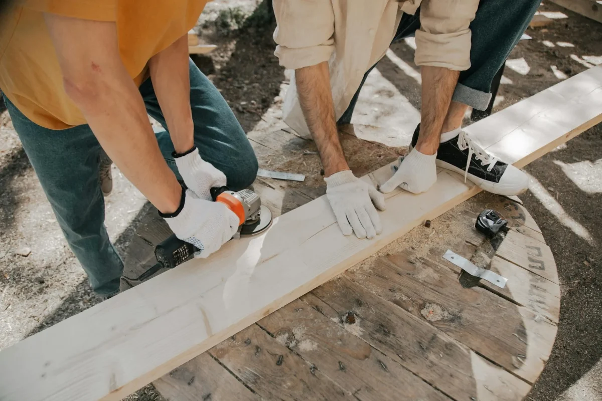 Biaya Pembuatan Lapangan Basket Lantai Kayu 2026 4 Floor Installation Carpenter Working Wood Glue