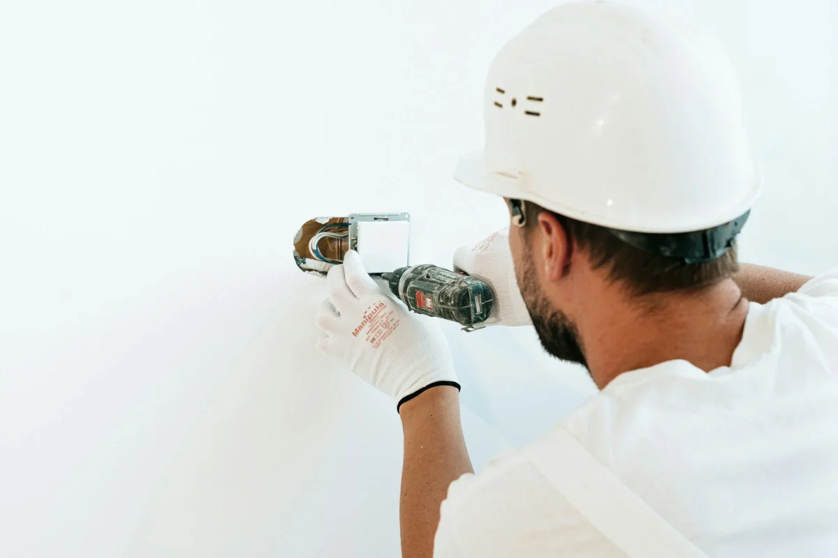 Bisakah Parket Ditimpa Vinyl? Panduan & Jasa Pasang 2026 6 Floor Installation Construction Worker