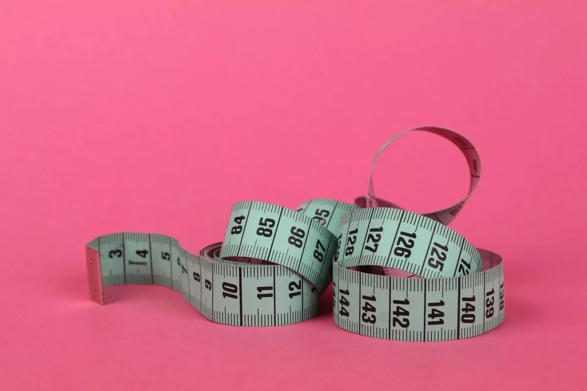 Foto oleh Ann H di Pexels Floor Installation Measuring Tape