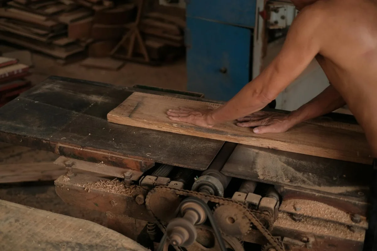Foto oleh Pew Nguyen di Pexels Floor Installation Process Carpenter Working Wood Flooring