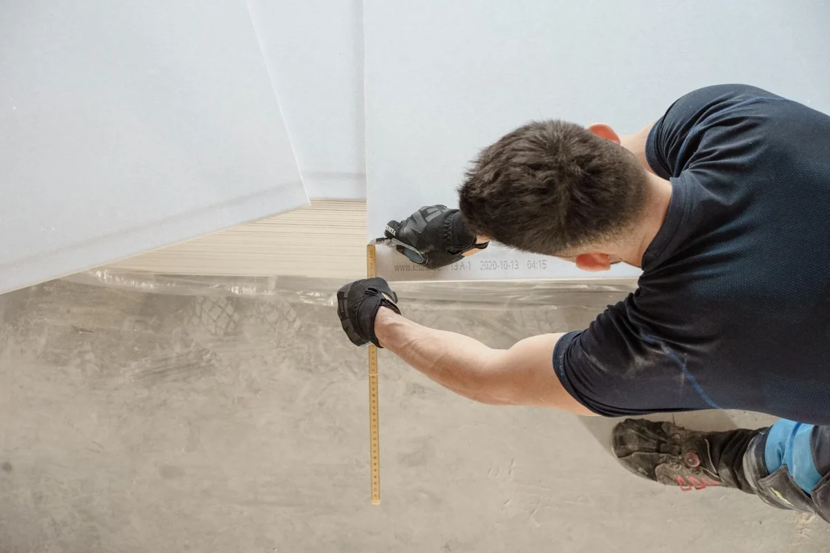 Perbedaan Lantai Parket Kayu Solid dan Engineering 2026 5 Floor Installation Professional Carpenter Measuring Tools