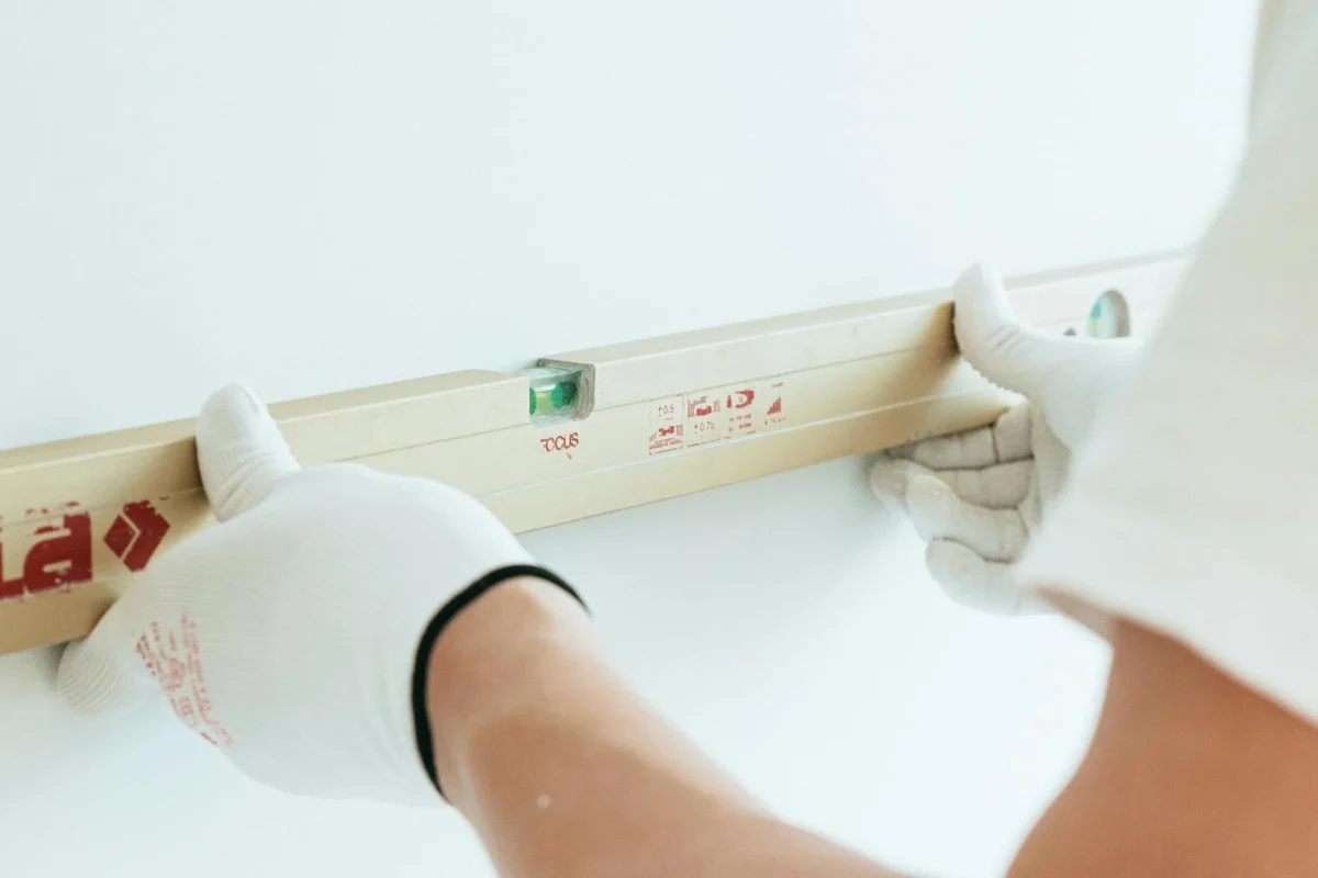 Harga Kayu Parket Murah untuk Basket 2026 | lantaiparket.id 4 Floor Installation Spirit Level
