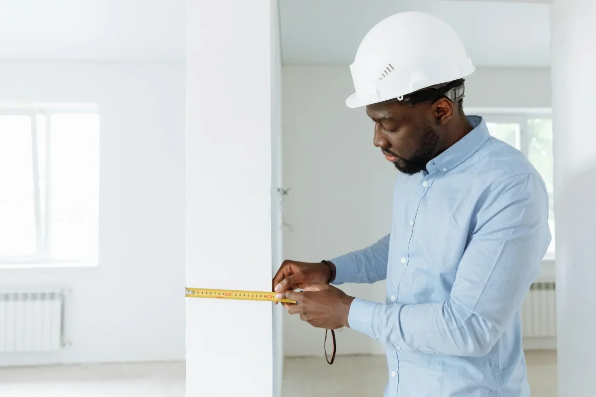 Berapa Lama Umur Pakai Lantai Parket? Cek Faktanya 2026 5 Floor Measurement Construction Worker