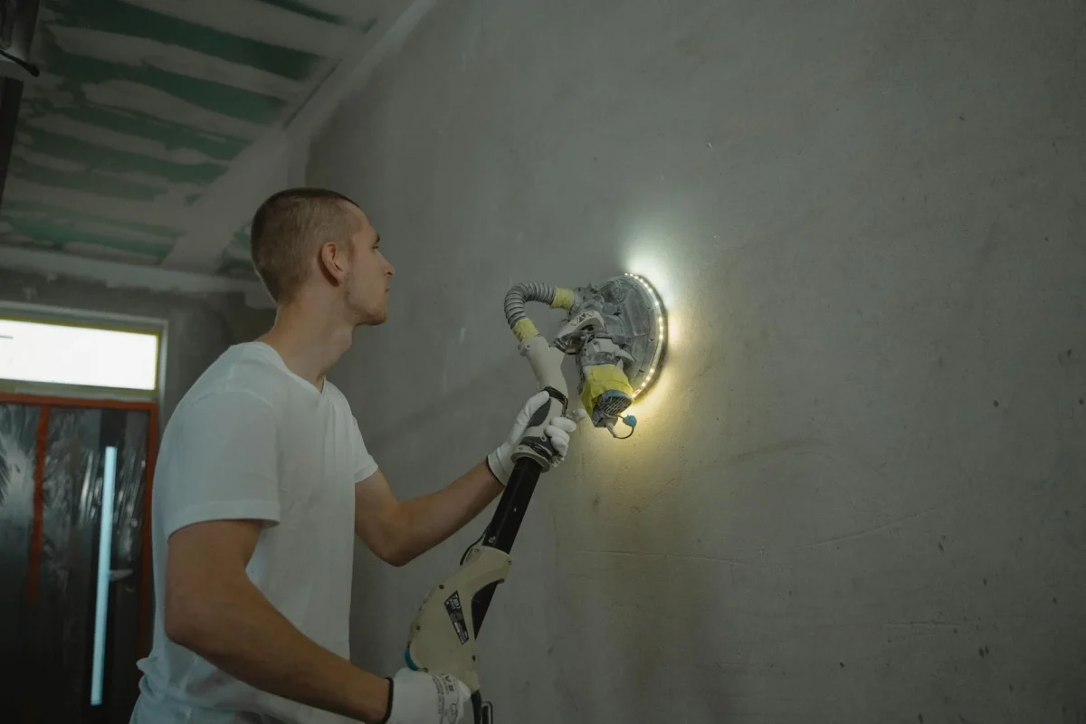Foto oleh Tima Miroshnichenko di Pexels Floor Sanding Construction Worker