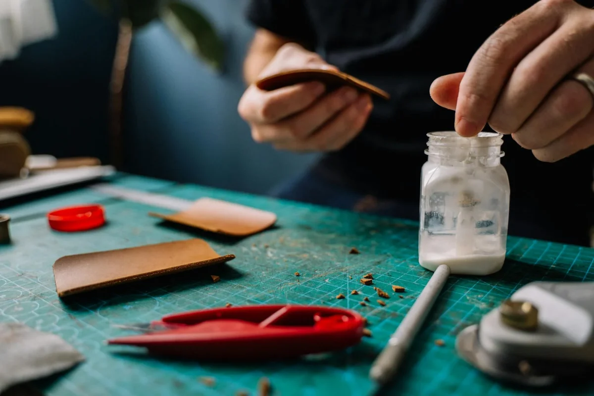Foto oleh Anna Tarazevich di Pexels Flooring Click System Glue Application