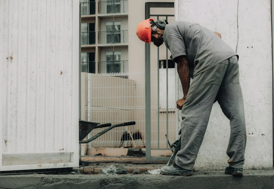 Foto oleh Thom Gonzalez di Pexels Flooring Contractor Professional Worker