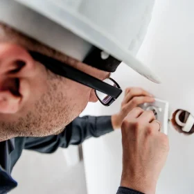 Cara Memperbaiki Parket yang Keropos & Solusi Ahli 2026 8 Flooring Contractor Professional Worker