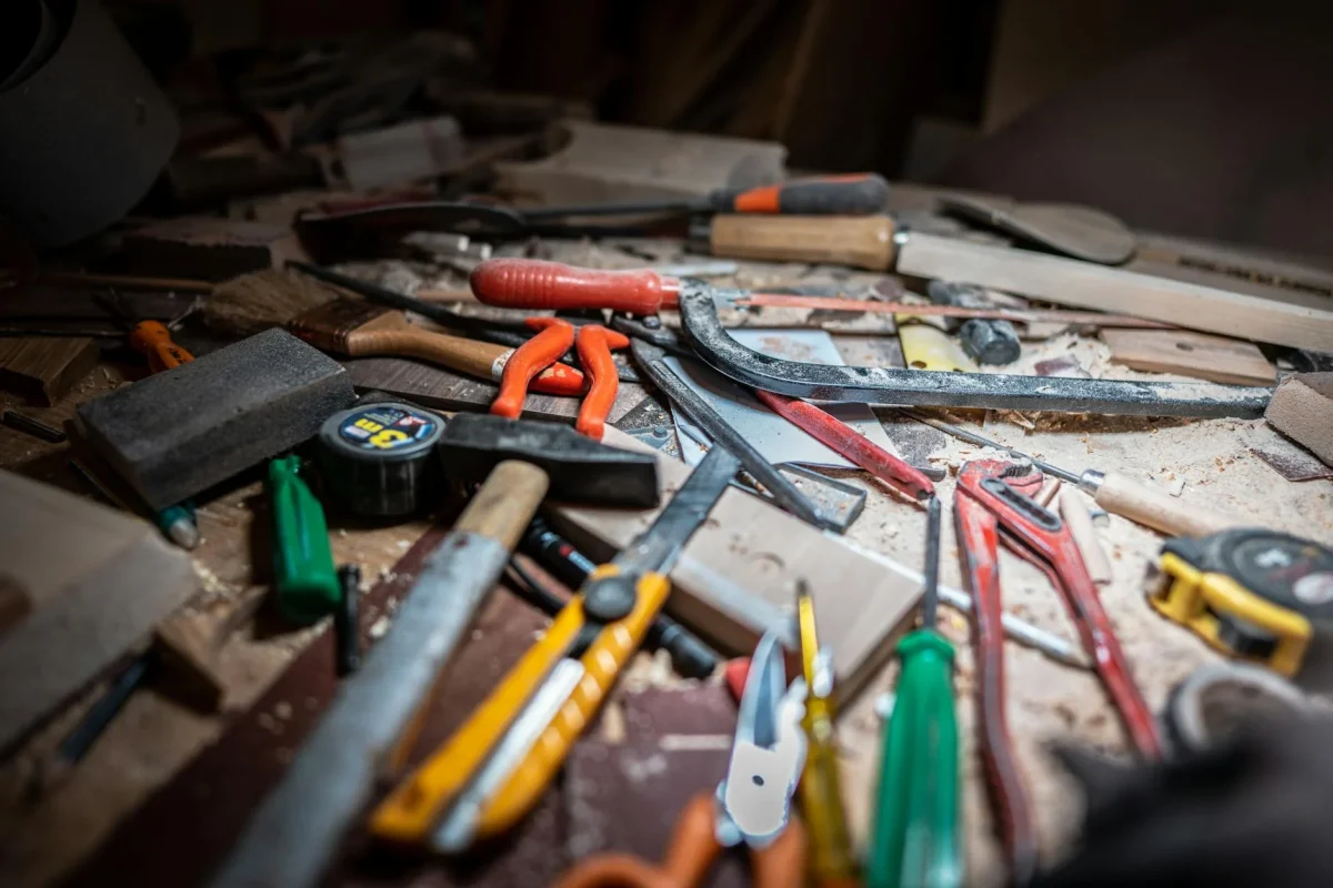 Cara Mengatasi Lantai Parket Kayu yang Lembab 2026 4 Flooring Repair Carpenter Tools