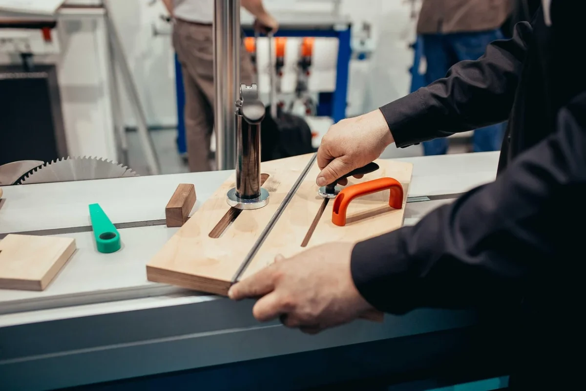 Apa Penyebab Parket Kayu Berjamur? Solusi & Pencegahan 2026 2 Flooring Tools Carpenter