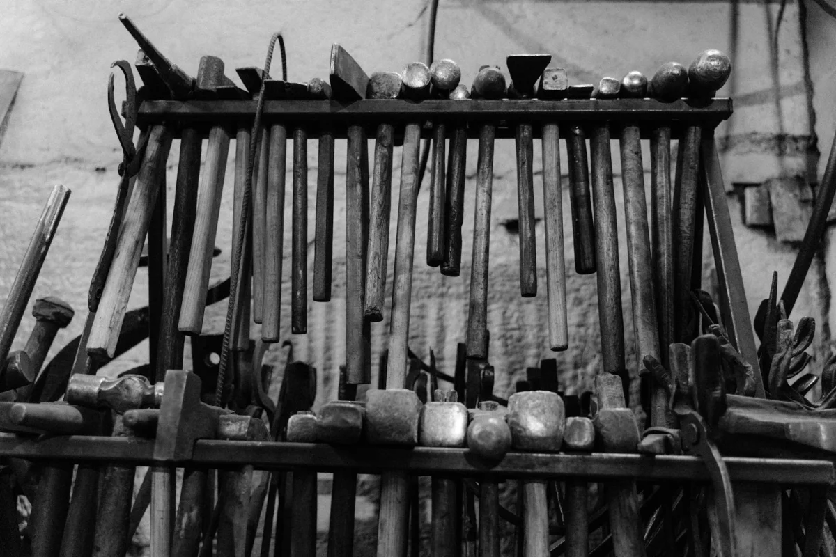 Foto oleh Tima Miroshnichenko di Pexels Hammer Level Tool